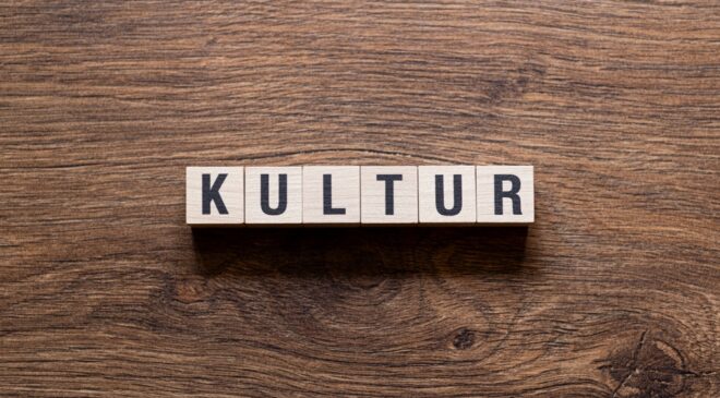 shutterstock 2364793385 660x365 - Warum „Hochkultur“ wieder cool wird: Comeback von Oper, Theater und klassischen Konzerten bei Gen Z