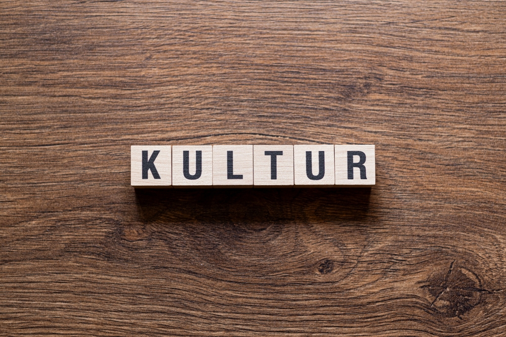 shutterstock 2364793385 - Warum „Hochkultur“ wieder cool wird: Comeback von Oper, Theater und klassischen Konzerten bei Gen Z